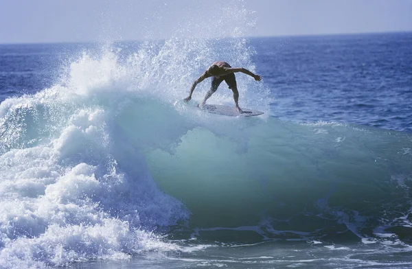 Uomo che fa surf sull'onda dell'oceano — Foto Stock