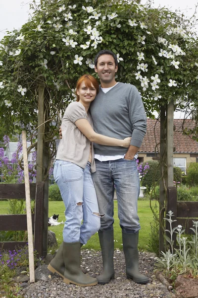 Paar im Stehen — Stockfoto