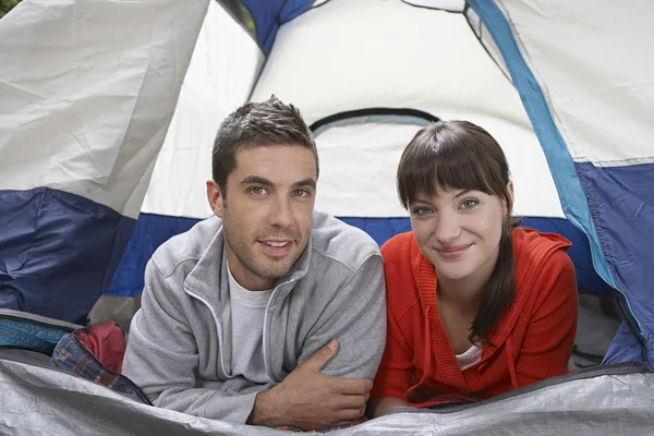 Pareja acostada lado a lado — Foto de Stock