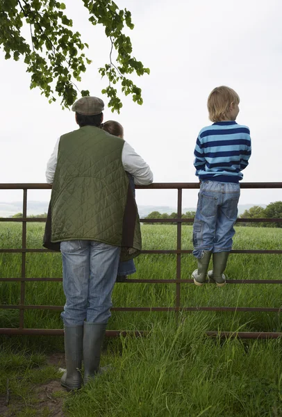 Vater und zwei Kinder — Stockfoto