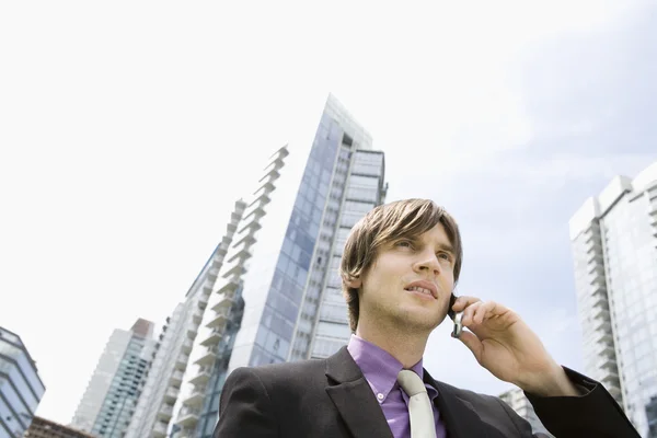 Homem de negócios usando telefone celular — Fotografia de Stock