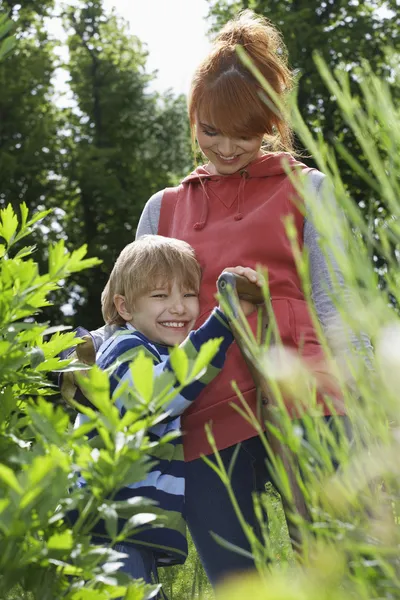 Mère embrassant son fils — Photo