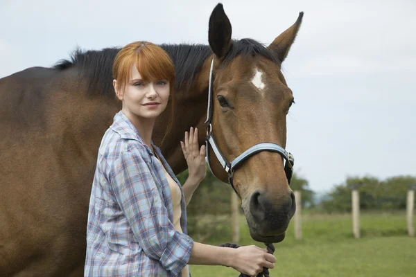 Vrouw kinderboerderij paard — Stockfoto