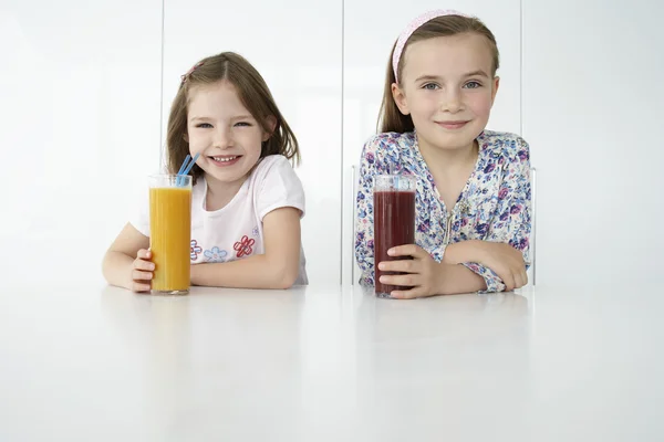 Девушки с фруктовыми коктейлями — стоковое фото