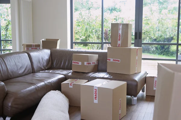 Kartonové krabice v obývacím pokoji — Stock fotografie