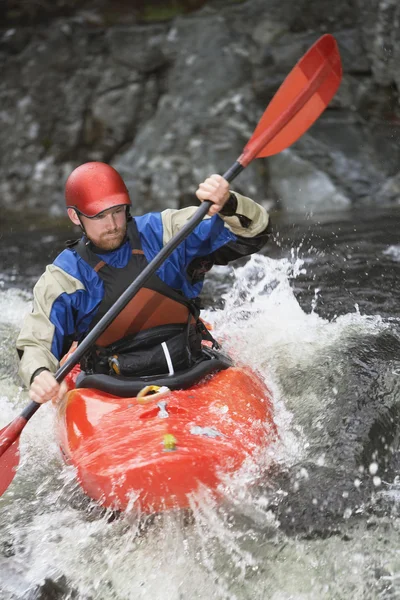 Kayaker dans les rapides — Photo