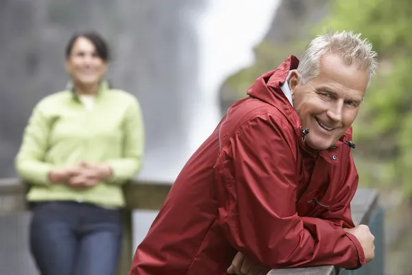 Homme et femme dans les montagnes — Photo