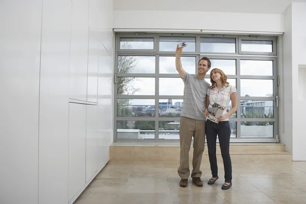 Casal usando câmera digital — Fotografia de Stock