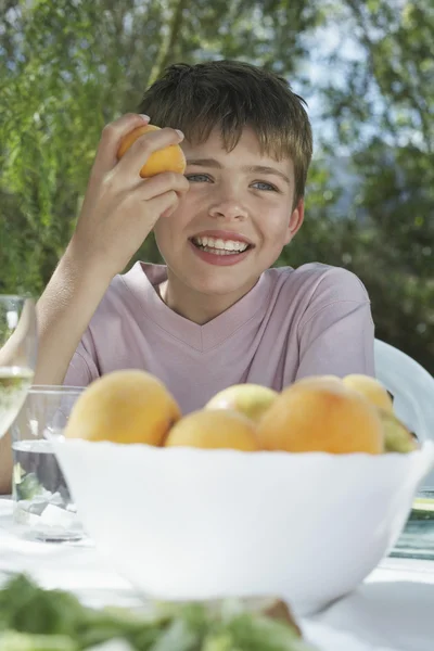 男孩吃桃 — 图库照片