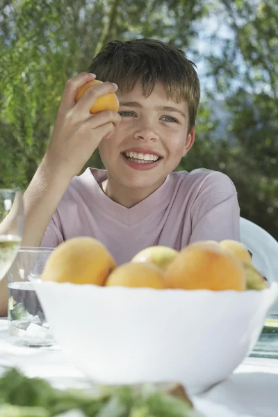 Jongen eten perzik — Stockfoto