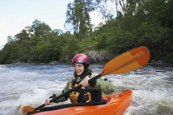 Kayaker w Rapids — Zdjęcie stockowe