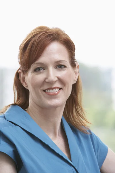 Mujer de negocios sonriendo — Foto de Stock