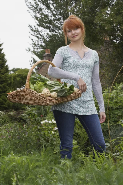 Vrouw plukken groenten — Stockfoto