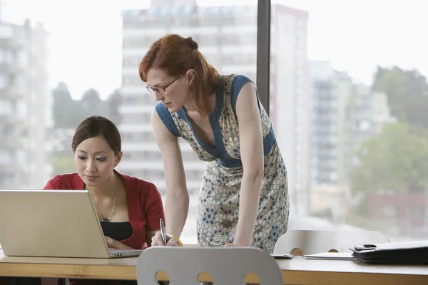 Vrouwen met behulp van laptop — Stockfoto