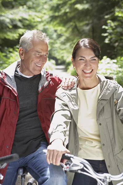 Man en vrouw lachen — Stockfoto