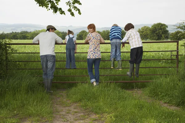 Familie schaut auf Ackerland — Stockfoto