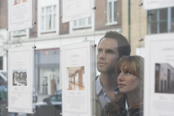Paar op zoek in venster — Stockfoto