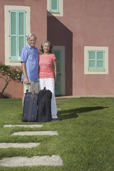 Couple with luggage standing — Stock Photo, Image