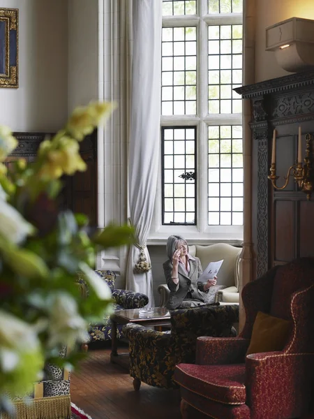 Middelbare leeftijd vrouw, lezen — Stockfoto