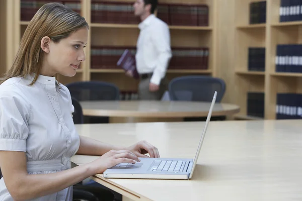 Kontorist använder laptop i advokatbyrå — Stockfoto