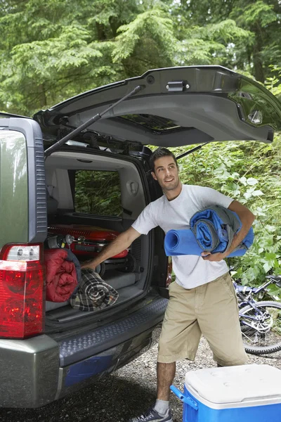 Mann lädt Auto aus — Stockfoto