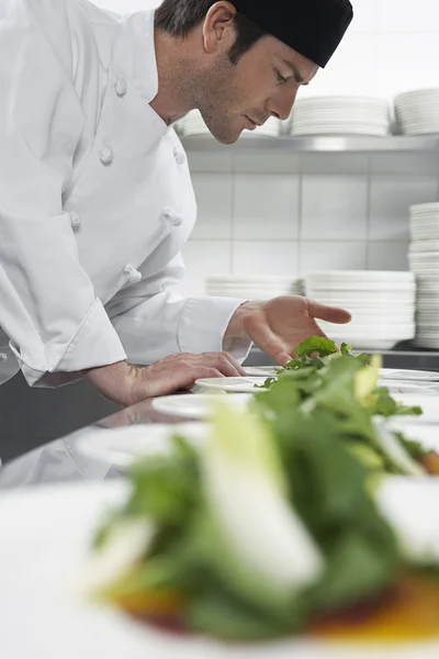 Chefe masculino preparando salada — Fotografia de Stock