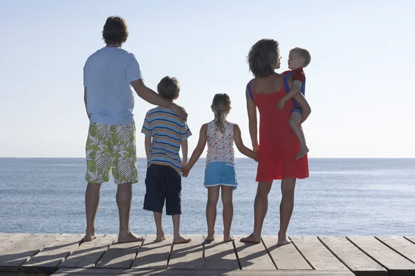 Familie staande op de steiger — Stockfoto