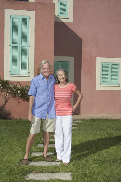 Senior couple standing — Stock Photo, Image