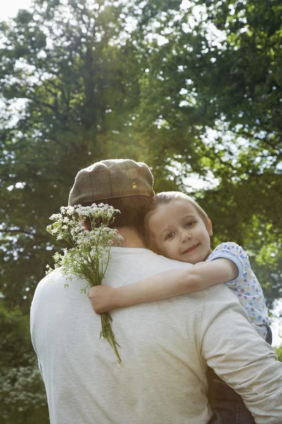 Baba taşıyan kız — Stok fotoğraf