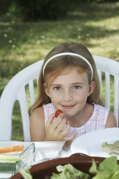 Menina sentada à mesa de jantar — Fotografia de Stock