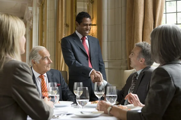 Business mensen handshaking in restaurant — Stockfoto