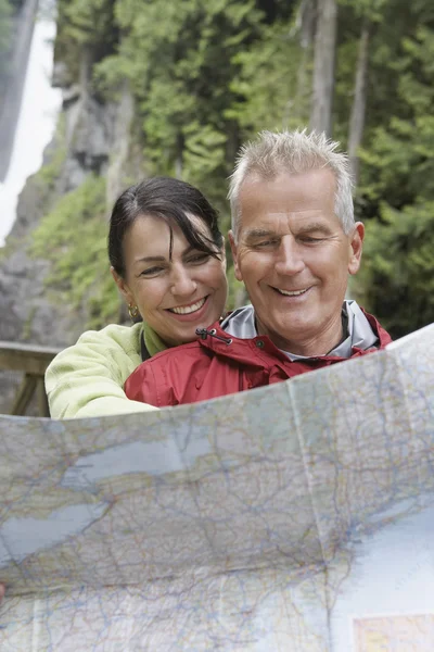 Mann und Frau lesen Karte — Stockfoto