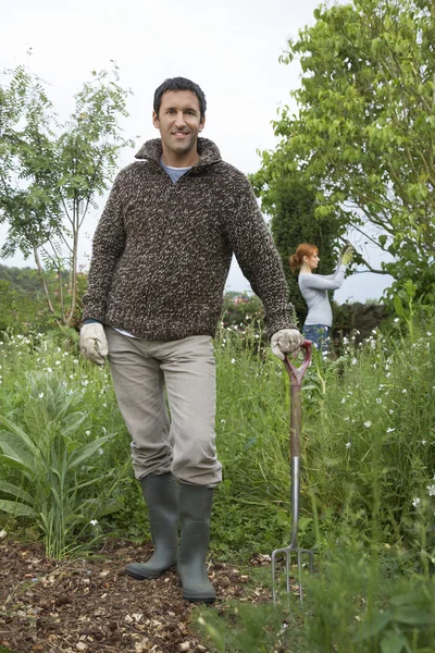 Homem com pá de pé — Fotografia de Stock