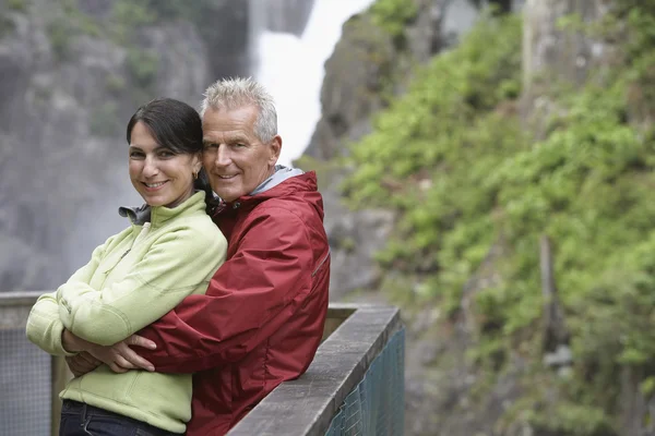 Pareja posando por barandilla — Foto de Stock