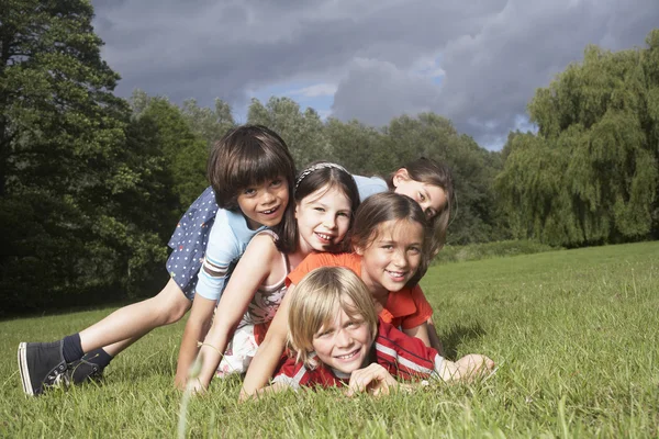 Friends Lying in Meadow — Stock Photo, Image