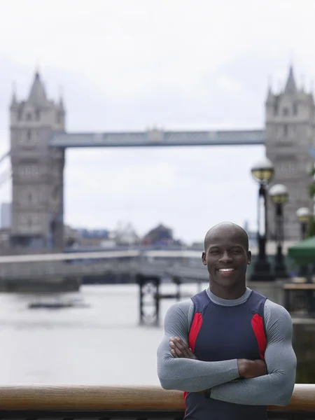 Atleta em pé na frente da Tower Bridge — Fotografia de Stock