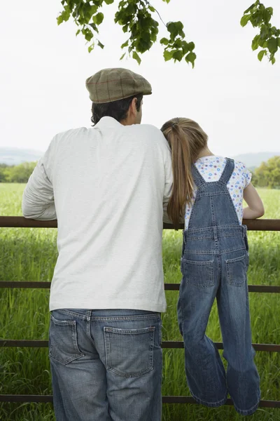 Padre e hija de pie — Foto de Stock