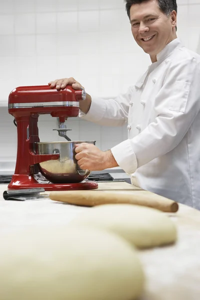 Šéfkuchař použití Míchačky těsta — Stock fotografie