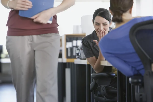 Des employés de bureau bavardent au sujet de leurs collègues — Photo