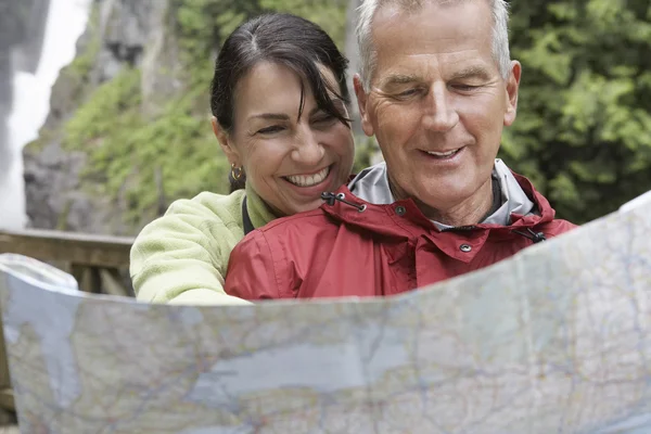 Man en vrouw lezen kaart — Stockfoto