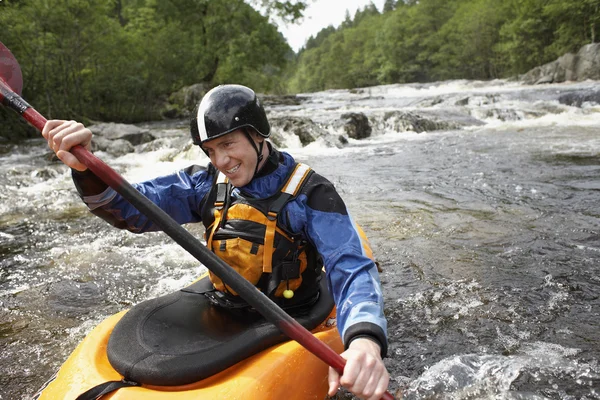 Kayaker na rzece — Zdjęcie stockowe