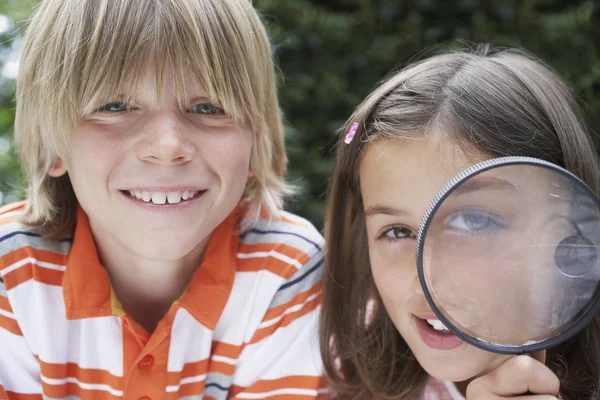 男の子と女の子の虫眼鏡 — ストック写真