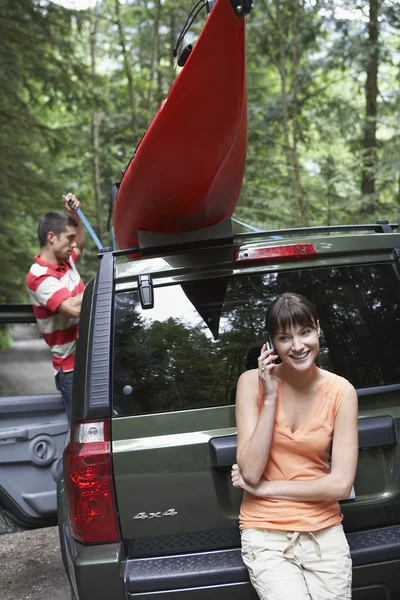 Adults with canoe in car — Stock Photo, Image