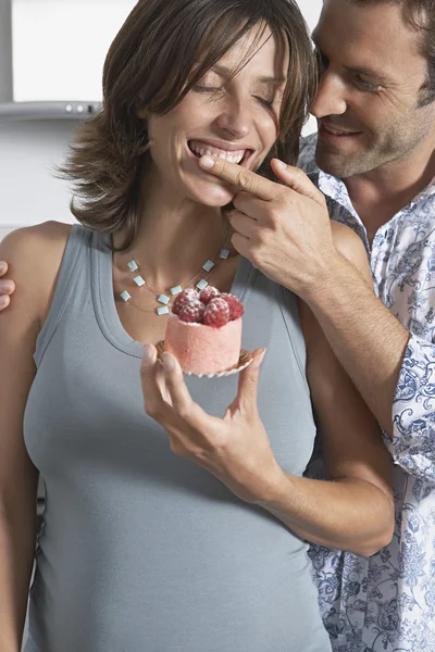 Homem dando mulher bolo de framboesa — Fotografia de Stock