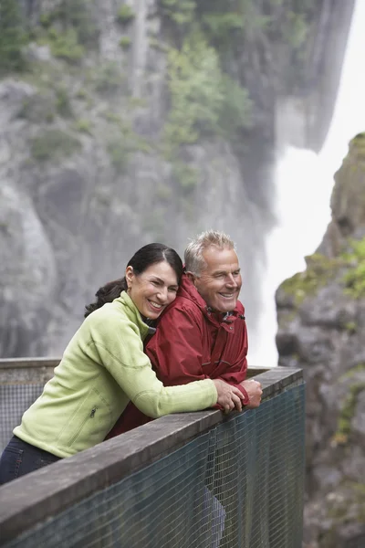 Hombre y mujer mirando hacia otro lado — Foto de Stock