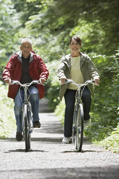 Az ember és a középkorú nő kerékpárral — Stock Fotó