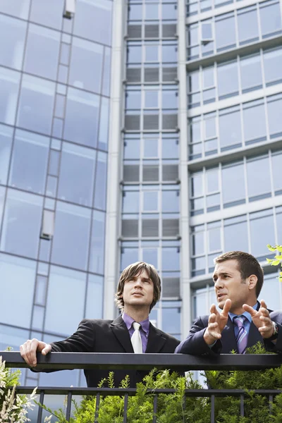 Businessmen talking outside office — Stock Photo, Image