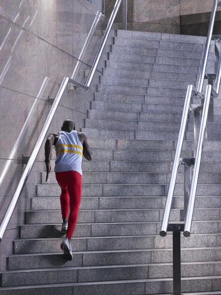 Hombre atleta corriendo hasta pasos —  Fotos de Stock