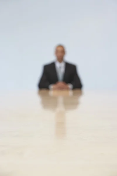 Hombre de negocios en la mesa de conferencias — Foto de Stock