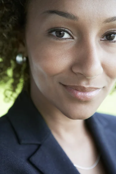 Mulher sorrindo ao ar livre — Fotografia de Stock